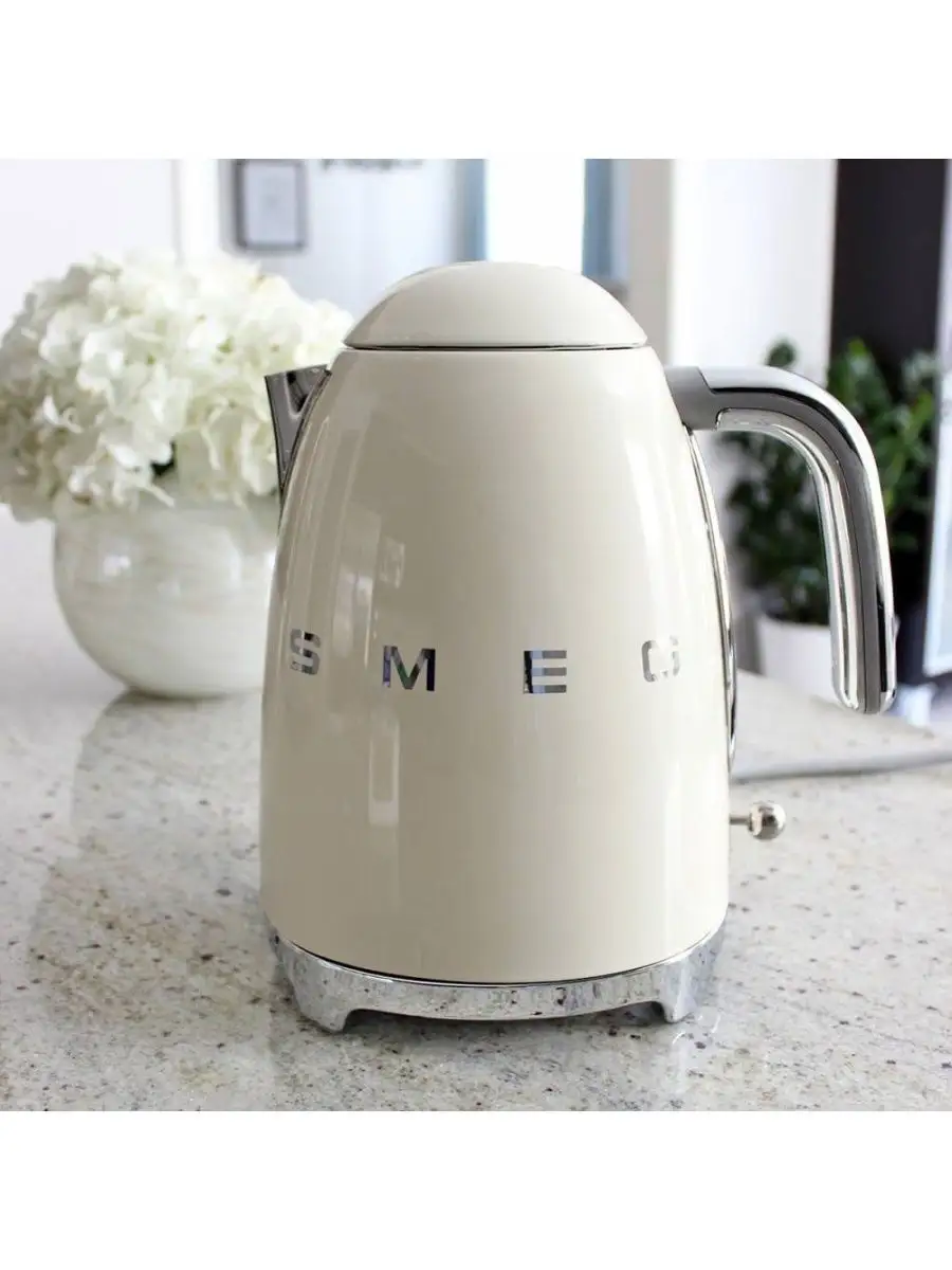 SMEG KLF03 kettle on neutral background